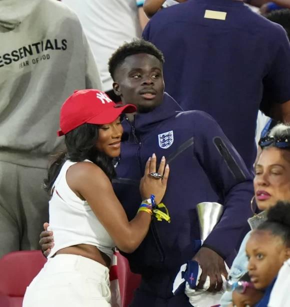  萨卡未婚妻社交平台更新；身着粉色低胸礼服现身婚礼，电梯自拍引热议。 娱乐新闻