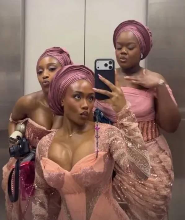  萨卡未婚妻社交平台更新；身着粉色低胸礼服现身婚礼，电梯自拍引热议。 娱乐新闻