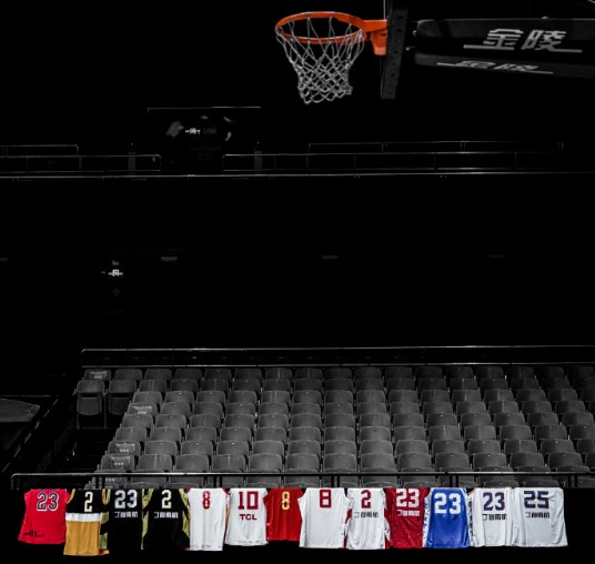  从丁神巅峰到无奈告别；丁彦雨航八年抗争，终选择新起点。 体育新闻