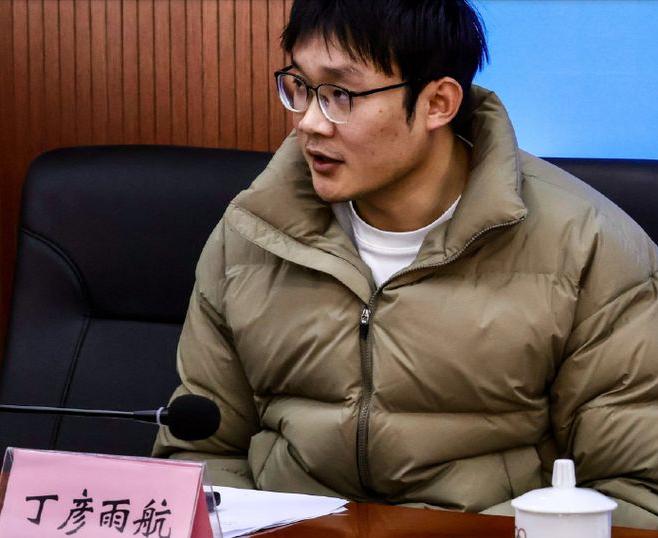  从丁神巅峰到无奈告别；丁彦雨航八年抗争，终选择新起点。 体育新闻