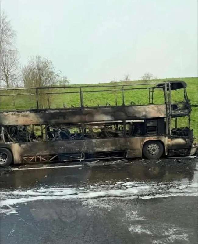  曼城球迷大巴突发火灾，英联杯决赛行程受阻；幸好无人受伤，应急响应迅速 体育新闻