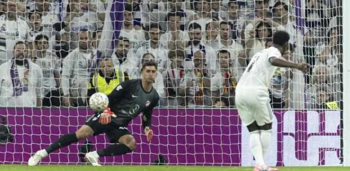  点球争议再起波澜，皇马逆转德比；单赛季十四粒点球，队史纪录并肩而立。 体育新闻