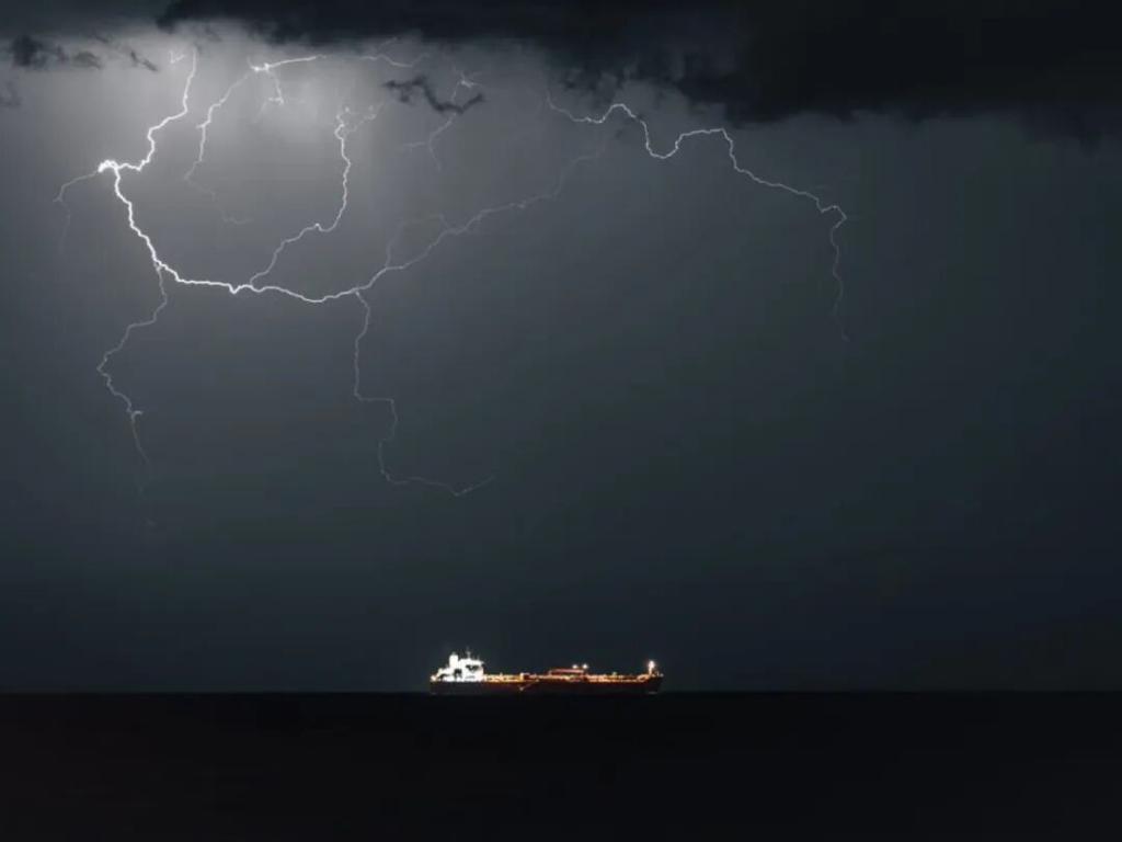  当"最强霸王"遇上"最硬骨头"：霍尔木兹海峡困局的平民叙事 新闻