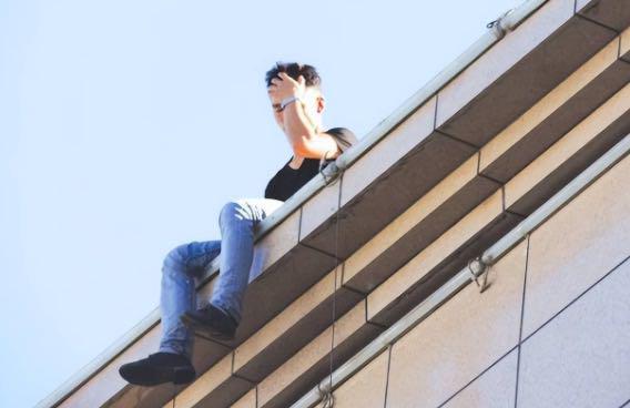  从玉石店主到坠楼悲剧：一位旁观者亲历的社会事件深度复盘 新闻