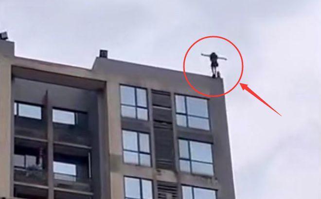  从玉石店主到坠楼悲剧：一位旁观者亲历的社会事件深度复盘 新闻