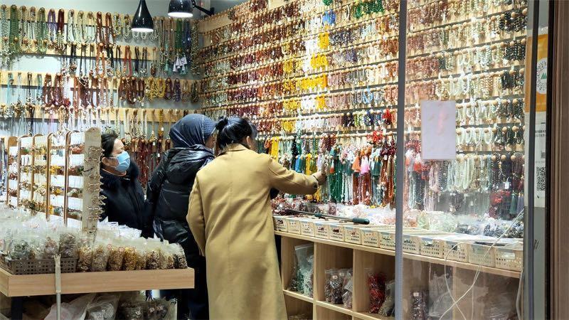  从玉石店主到坠楼悲剧：一位旁观者亲历的社会事件深度复盘 新闻