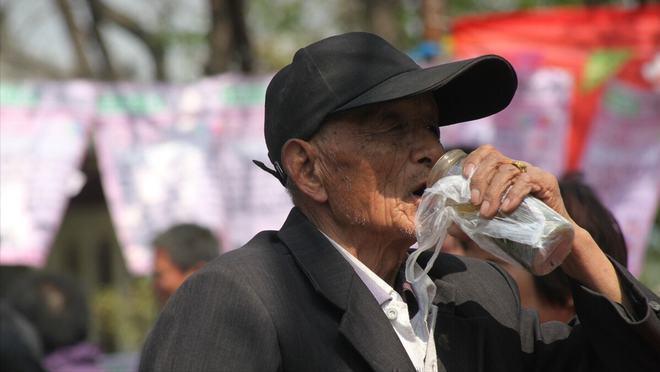 黄昏恋的博弈:七旬老人相亲背后的保险考验与理性抉择 情感心理