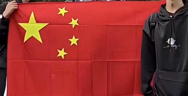 那个贴上五星红旗的孩子,让我看到了岛内沉默的期待 新闻 那个贴上五星红旗的孩子,让我看到了岛内沉默的期待 新闻